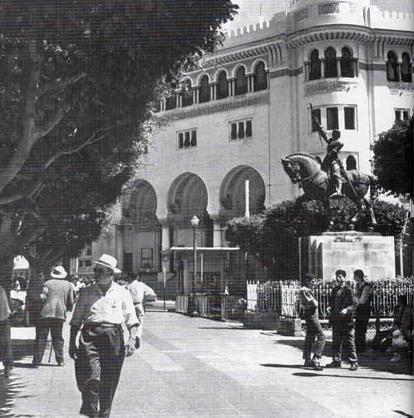 La grande Poste et Jeanne d'Arc 