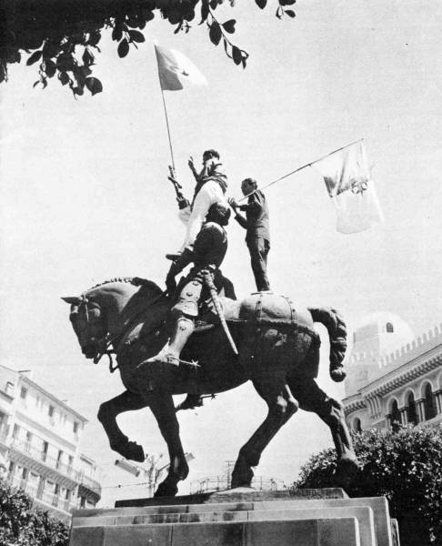 La grande Poste et Jeanne d'Arc 