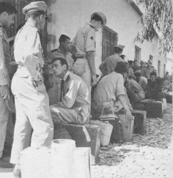 les militaires attendent l'heure du dpart 1964  Bne 