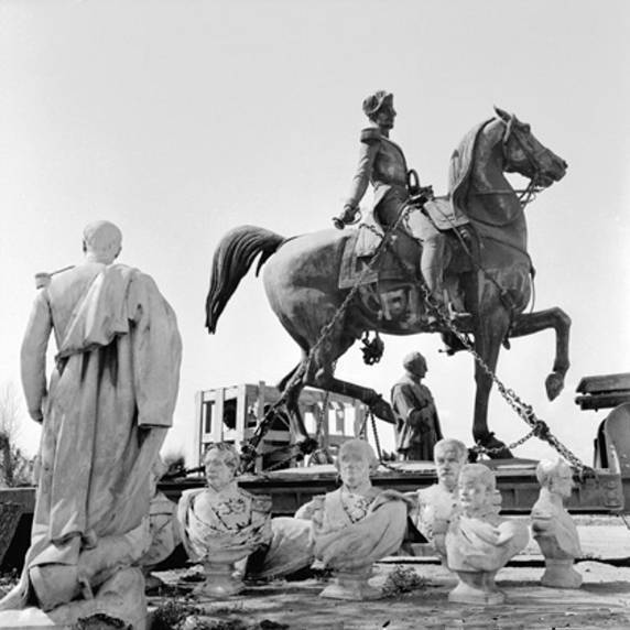 La statue en juillet 1962 